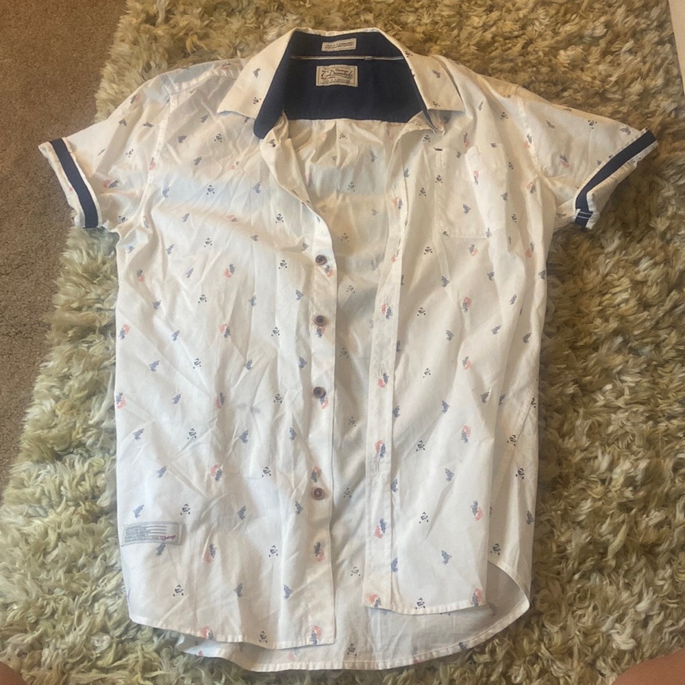 Men’s blue white and fish detail 7 diamonds buttoned down short sleeve